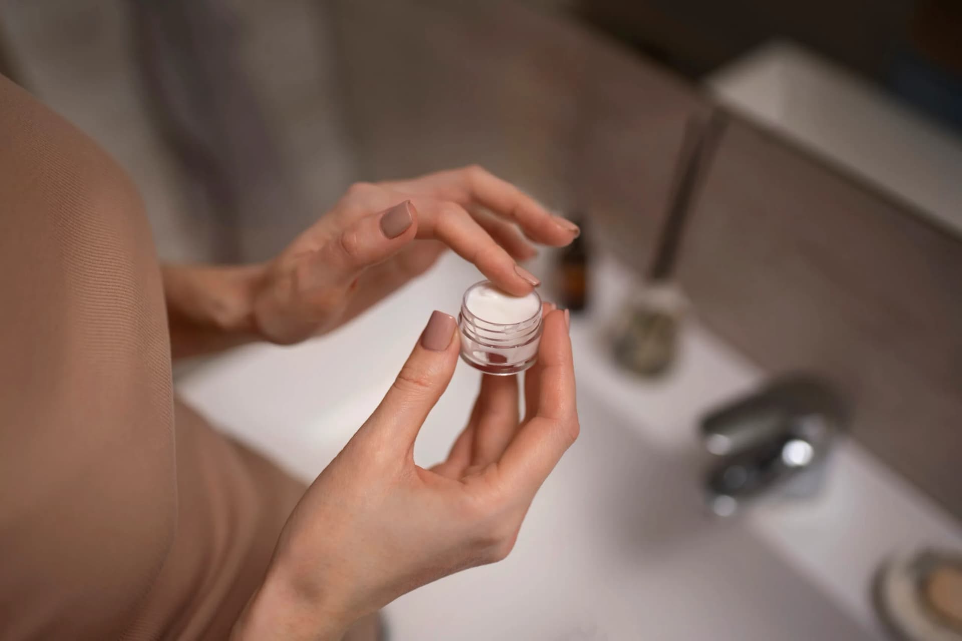 Parfum Balm vs Parfum Oil: Pilihan Parfum Kekinian Tanpa Alkohol