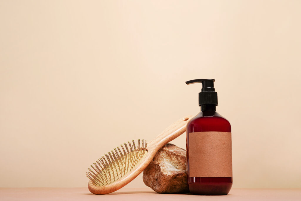 Maklon haircare profesional Dreamlab dengan botol amber dan sisir kayu