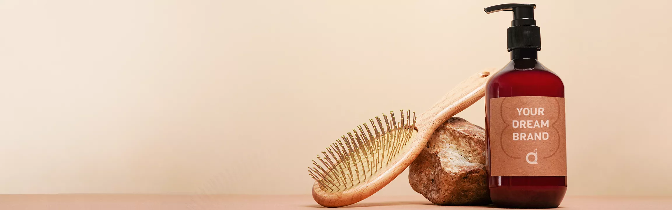 Maklon haircare profesional Dreamlab dengan botol amber dan sisir kayu