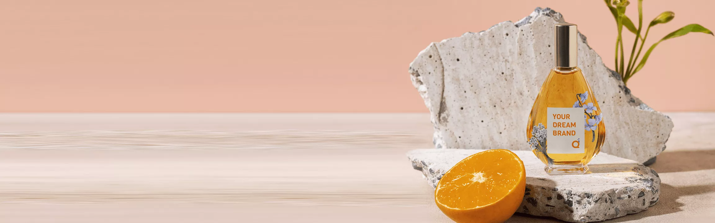 Maklon parfum Dreamlab – botol parfum elegan dengan cairan berwarna amber