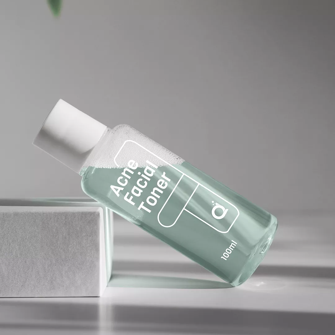 Maklon acne facial toner Dreamlab – botol toner transparan berisi cairan hijau muda