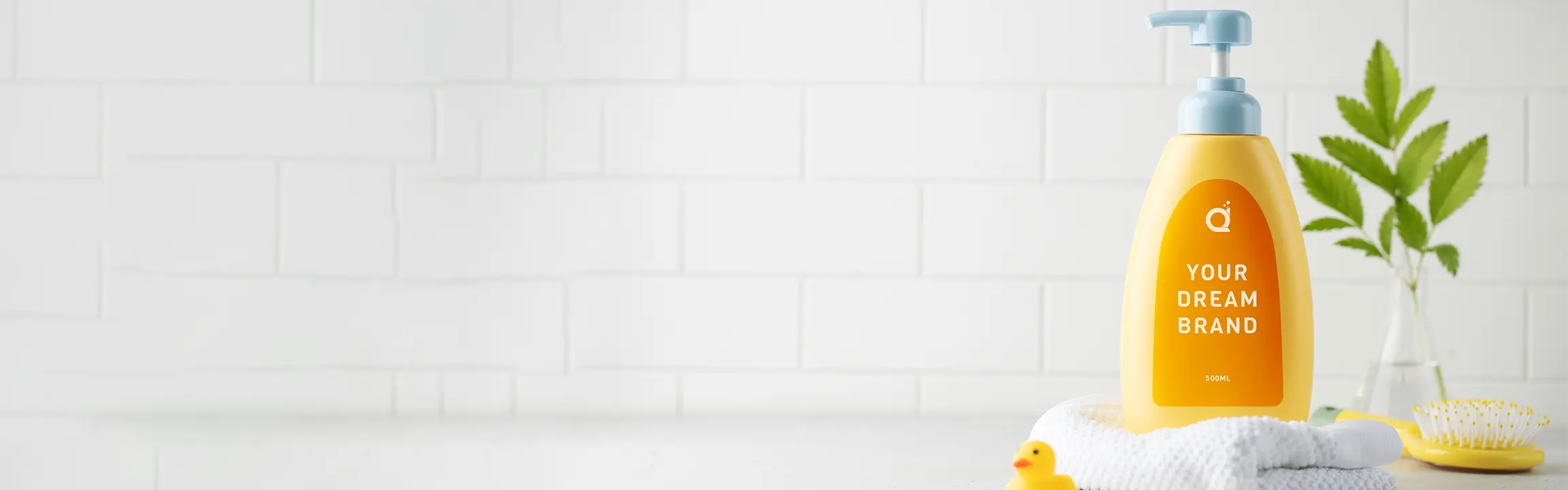 Maklon baby care Dreamlab – botol lotion kuning 500ml di atas handuk putih