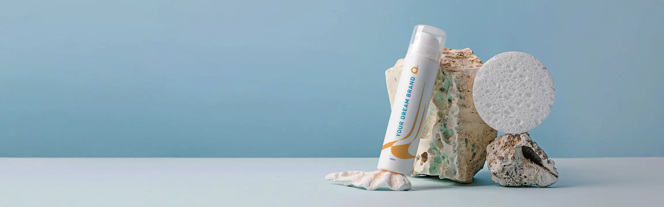 Maklon foot care BPOM Dreamlab batu apung alami di atas latar biru lembut